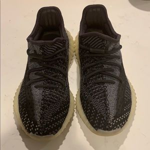 YEEZY 350 “Carbon”